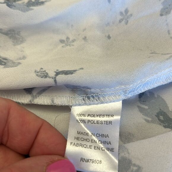Violet + Claire blue/gray white floral sleeveless blouse Size M EUC - Picture 9 of 11